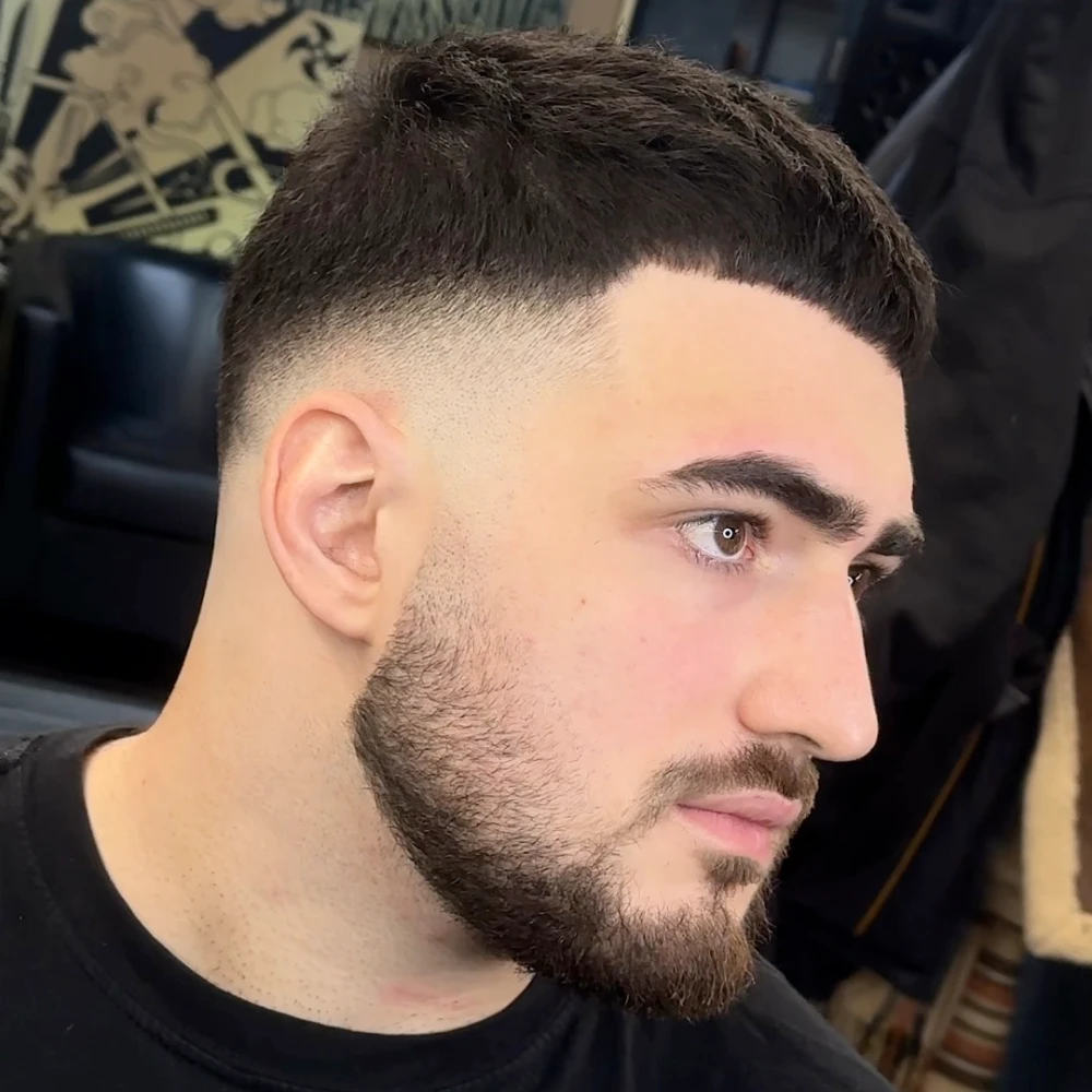 Прическа с мид фейд и оформена брада