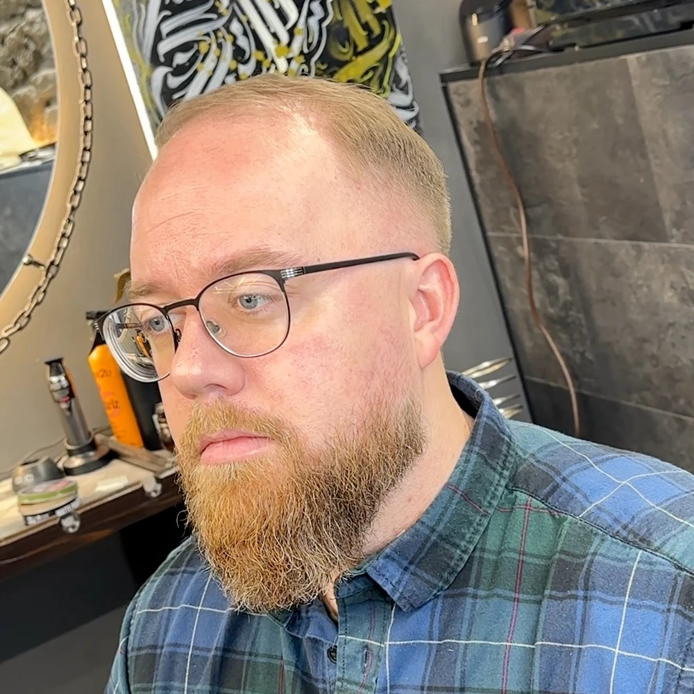 Прическа с тейпър фейд и оформена брада