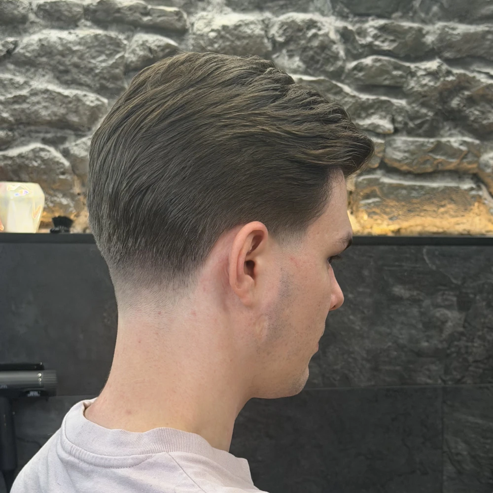 Прическа с тейпър фейд